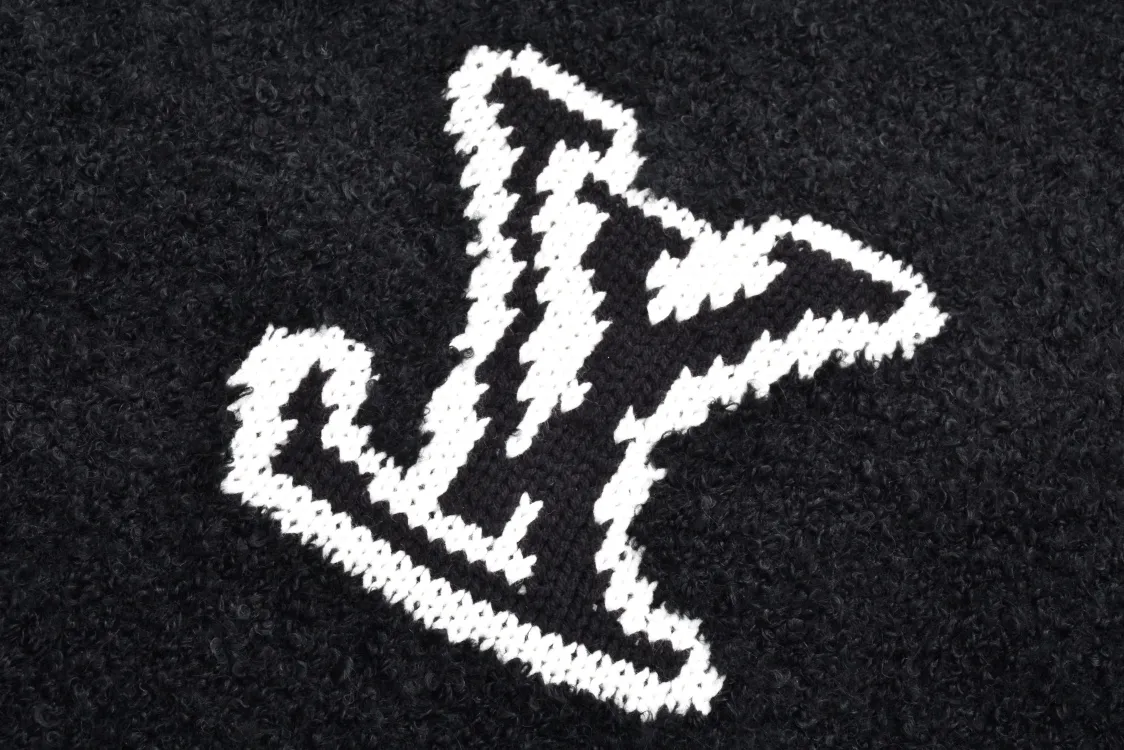 🅿️500 1v 23FW mirror logo intarsia sweater (pure black) originally purchased for 10,900, new color in 23 years, custom-woven and dyed sheep wool 55%, yak hair 21% nylon 20% Spandex 4% wool loop yarn, pure black loop yarn has high ductility and good elasticity. It is different from the non-elastic version on the market. The special washing process is very soft and skin-friendly. It is a 3-needle knitting process. The thickness of each stitch of the intarsia on the clothes logo is consistent with the original. The back logo is a mirror intarsia. The upper body is skin-friendly and versatile. Wear it in front of others. It is an autumn and winter item with strength. Size:S-M-L